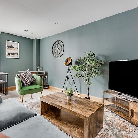 Homely 2 Beds Apt Up To 5 Guests-Wifi By Tent Serviced Apartments Chertsey Eksteriør bilde