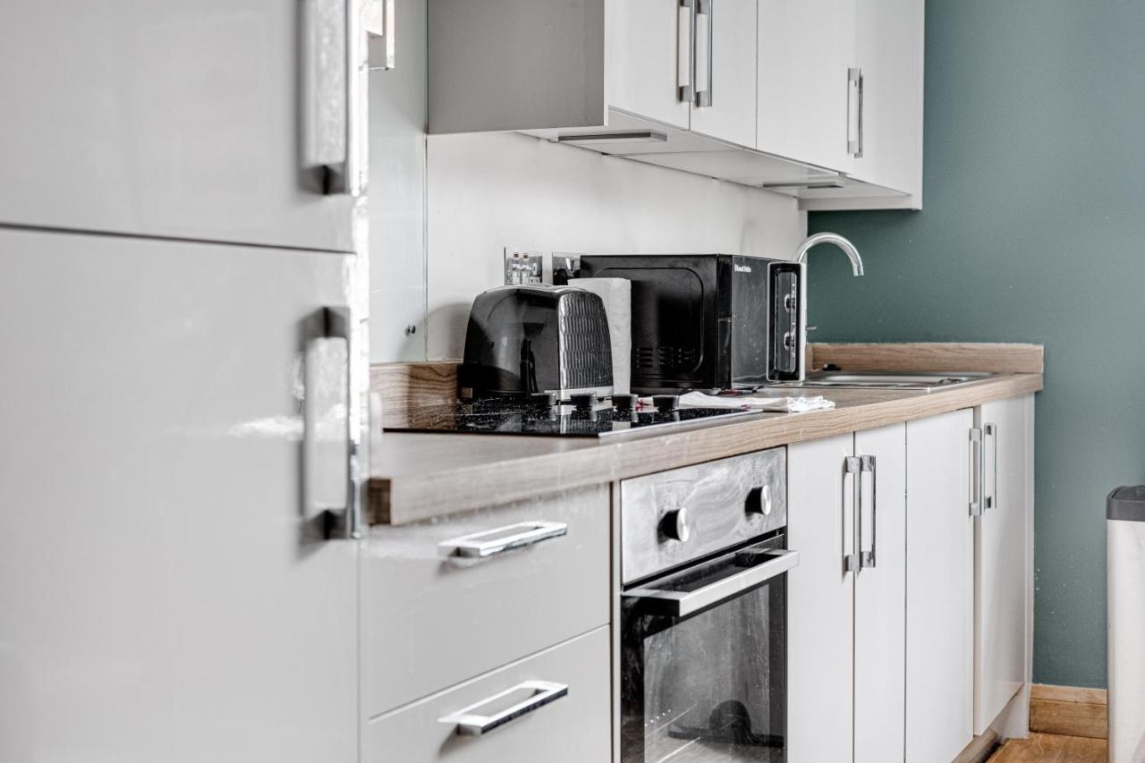 Homely 2 Beds Apt Up To 5 Guests-Wifi By Tent Serviced Apartments Chertsey Eksteriør bilde