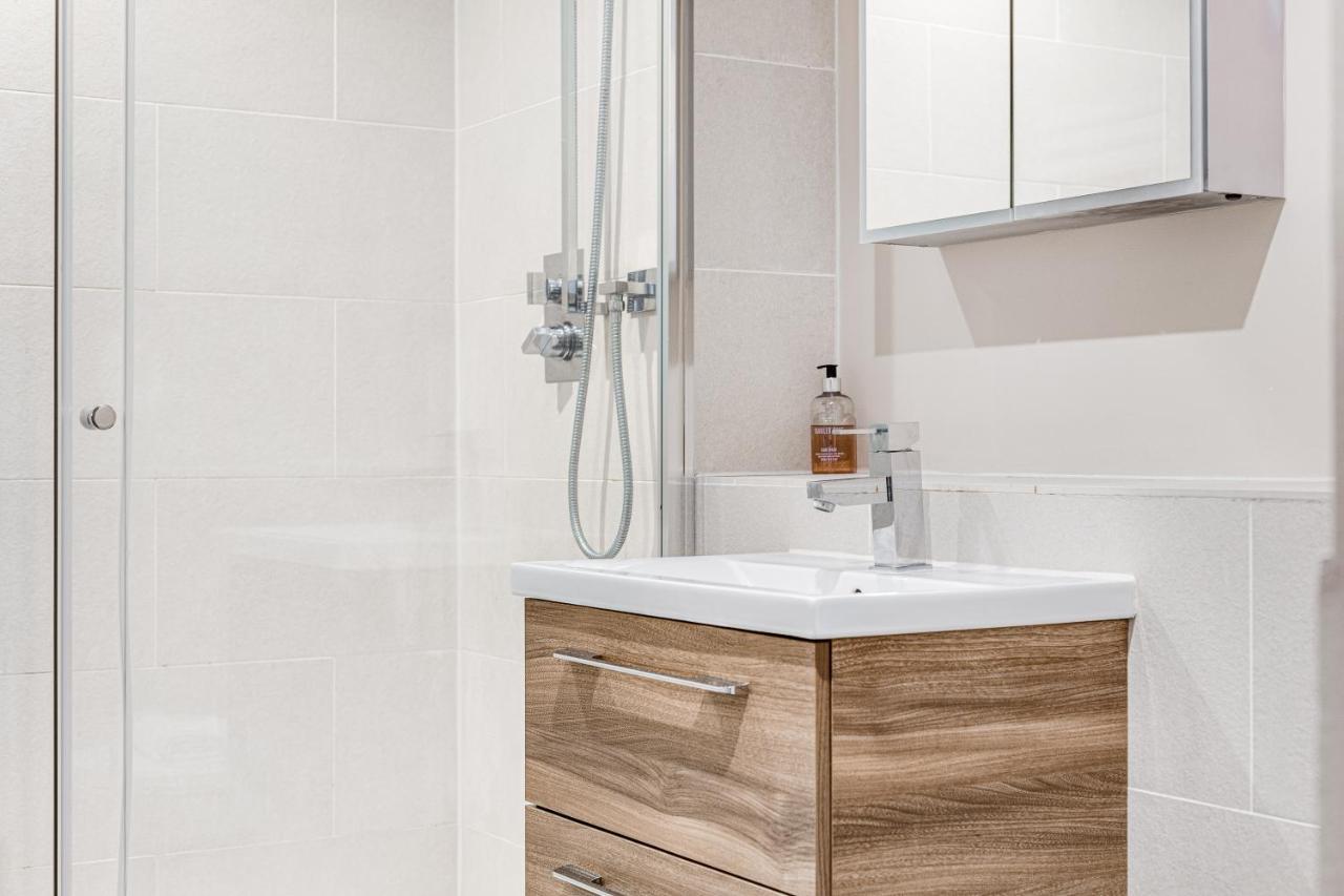 Homely 2 Beds Apt Up To 5 Guests-Wifi By Tent Serviced Apartments Chertsey Eksteriør bilde