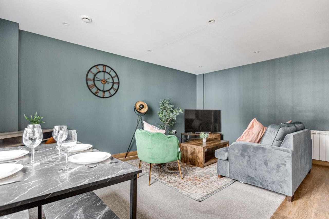 Homely 2 Beds Apt Up To 5 Guests-Wifi By Tent Serviced Apartments Chertsey Eksteriør bilde