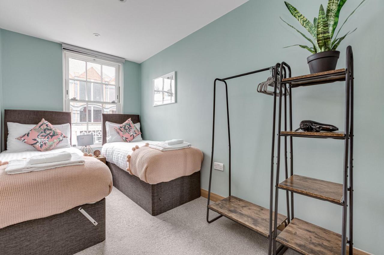 Homely 2 Beds Apt Up To 5 Guests-Wifi By Tent Serviced Apartments Chertsey Eksteriør bilde