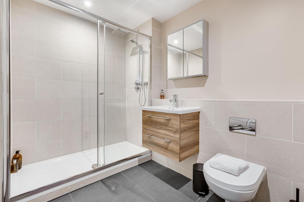 Homely 2 Beds Apt Up To 5 Guests-Wifi By Tent Serviced Apartments Chertsey Eksteriør bilde