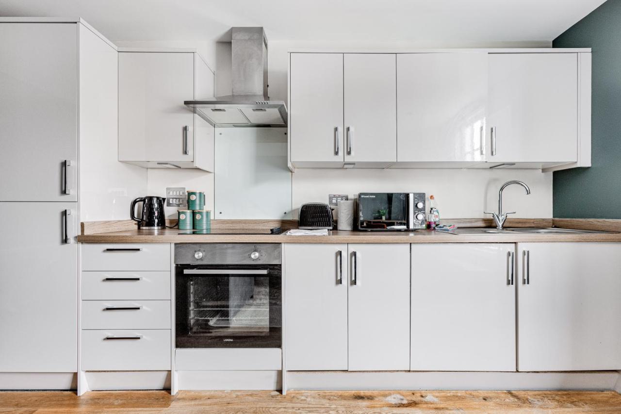 Homely 2 Beds Apt Up To 5 Guests-Wifi By Tent Serviced Apartments Chertsey Eksteriør bilde